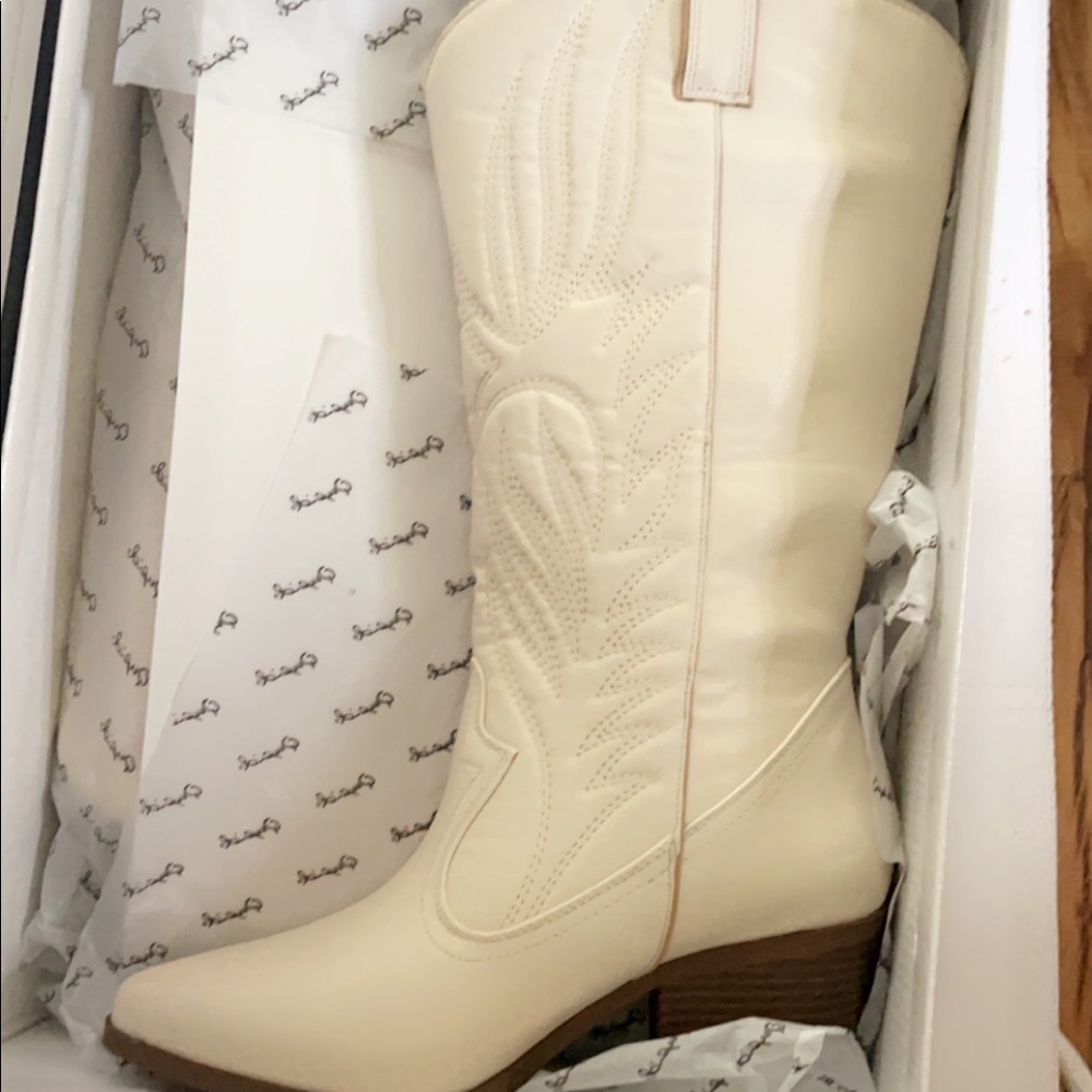 Cowgirl boots. Never worn. Size 7